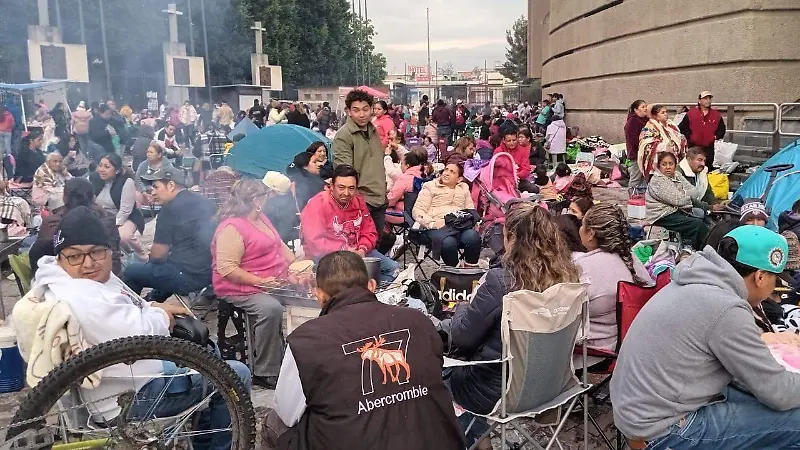 Miles de peregrinos en el atrio de la basilica de Guadalupe, llegando este 10 de octubre